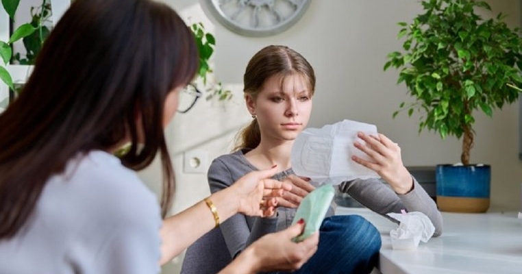Semne care pot indica faptul că fetița ta urmează să aibă prima menstruație