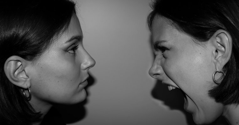 Prietena mea cea mai bună comentează răutăcios orice decizie iau eu, ca părinte. Ce să fac?