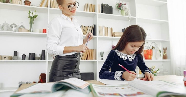Profesorii nu mai au voie să facă meditații cu elevii de la clasă