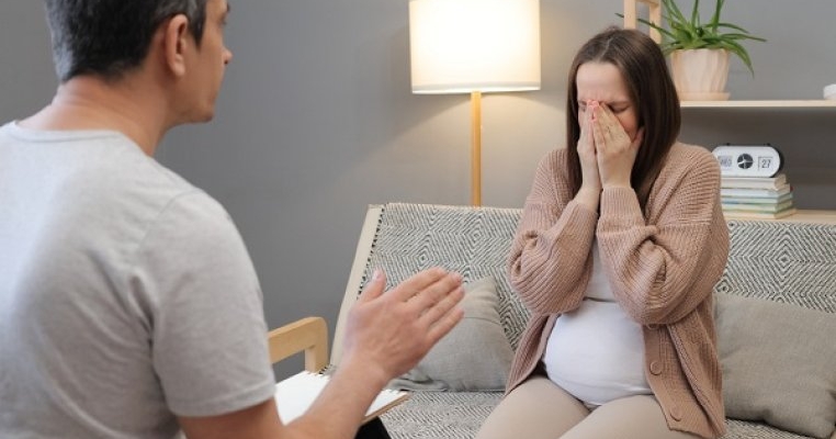 Soțul meu insistă ca mama lui să fie prezentă la venirea pe lume a copilului nostru. Mă obligă să o accept chiar în sala de naștere