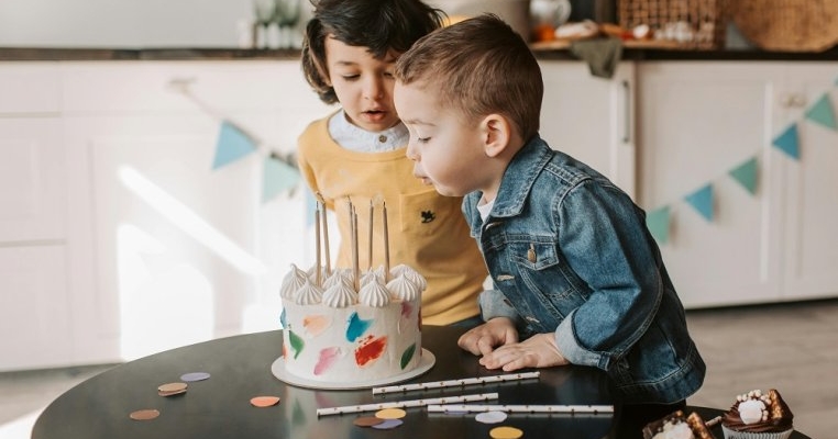 Cum implicați fratele sau sora copilului în aniversarea lui fără ca niciunul să nu se simtă exclus, dar ziua să fie totuși despre sărbătorit