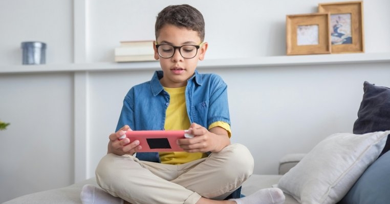 Sunt o mamă rea. De ce? Copilul meu stă 10 ore pe zi la televizor și pe telefon și oamenii mă judecă