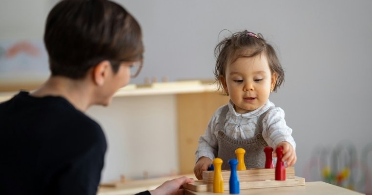 Semne clare că piciul familiei nu este pregătit pentru „grădi"... chiar dacă știe deja toate literele alfabetului