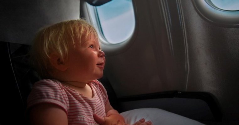 Imaginile care au șocat internetul! Doi pasageri de la bordul unui avion au închis în toaletă un copil care avea o criză de furie