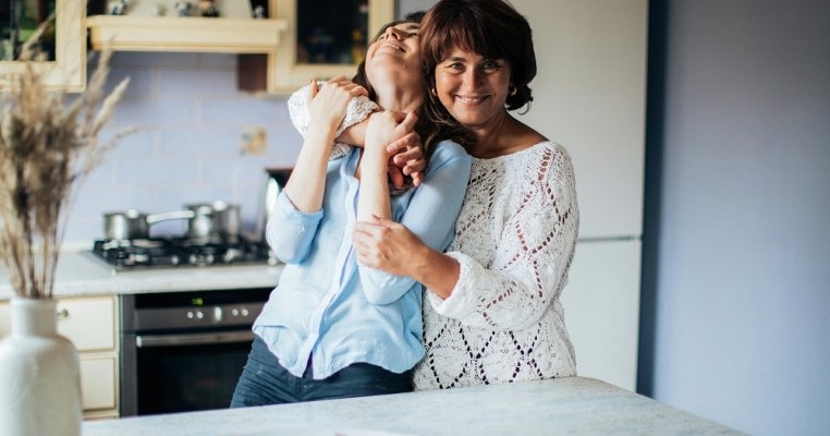 Cea mai importantă lecție de viață pe care am învățat-o de la mama: Să zâmbești indiferent de cât de greu îți e!