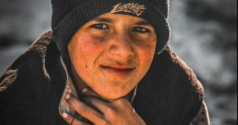 Ilie are doar șase ani și spune că-i place mai mult la școală decât acasă. Doamna învățătoare este ca și mama lui