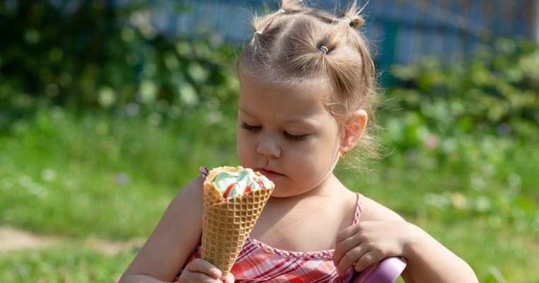 Mama mea i-a spus fiicei mele de 9 ani că este grasă când a vrut să mănânce 2 cupe de înghețată