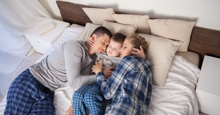 Copilul meu doarme în pat cu noi și este cea mai bună soluție ca să dormim cu toții bine