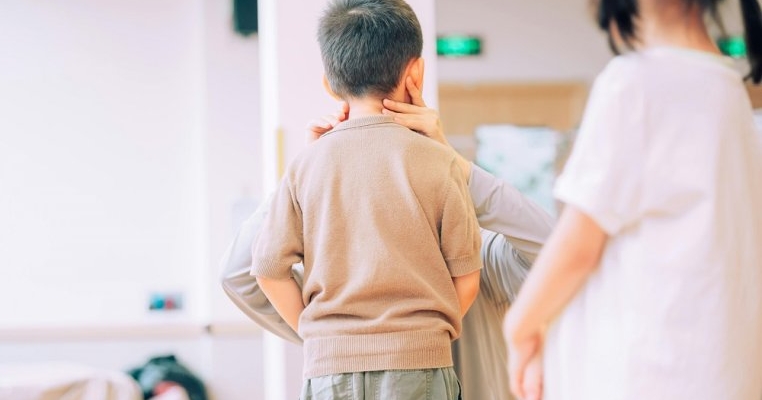 Copilul meu a fost diagnosticat cu sindromul Angelman. Mi s-a spus că nu o să vorbească, nu o să meargă, nu o să aibă capacitatea de a iubi