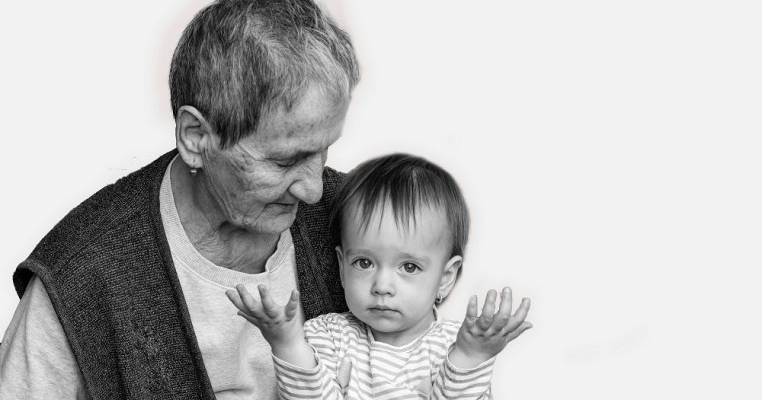 Mama mea îmi forțează copilul să o pupe mereu de plecare. Cum să-i explic că nu este în regulă?