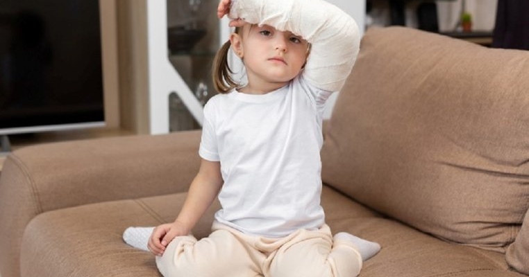 O familie din Cluj a primit daune de 10.000 de euro după ce fetița lor s-a accidentat la grădiniță. „Există lege de pe vremea lui Cuza, din 1865, dar nimeni nu știe în România."