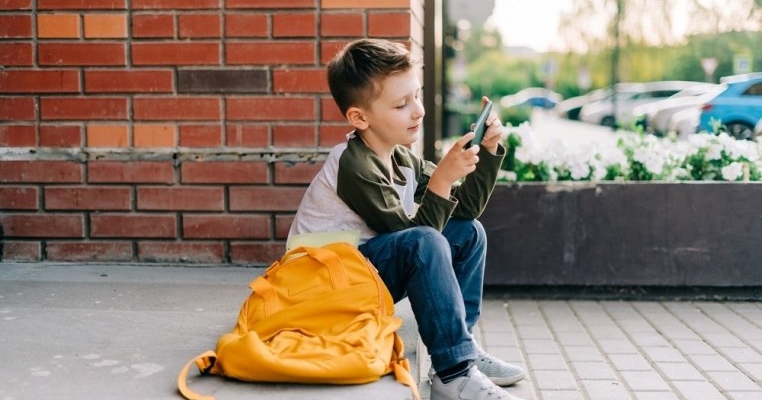 Este oficial: elevii nu mai au voie cu telefoanele mobile nici în pauze