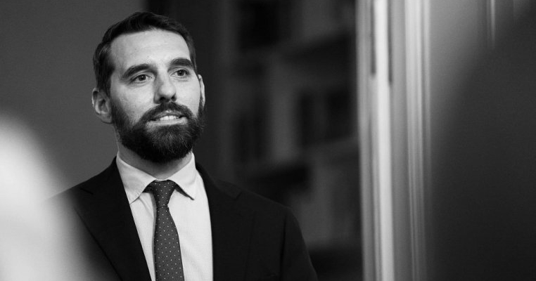 Ce pensie plătește principele Nicolae pentru micuța Iris, fetița recunoscută abia la 3 ani