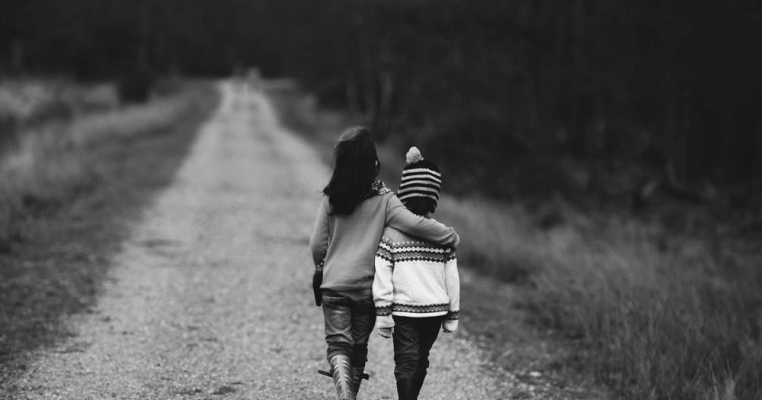 „Mama ne-a mințit. De doi ani nu mai are grijă de noi". Povestea tragică a unor frați greu încercați de soartă