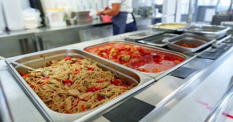 „Meniul zilei" de 7 lei la o cantină studențească din Cluj. Ce mâncare au primit studenții