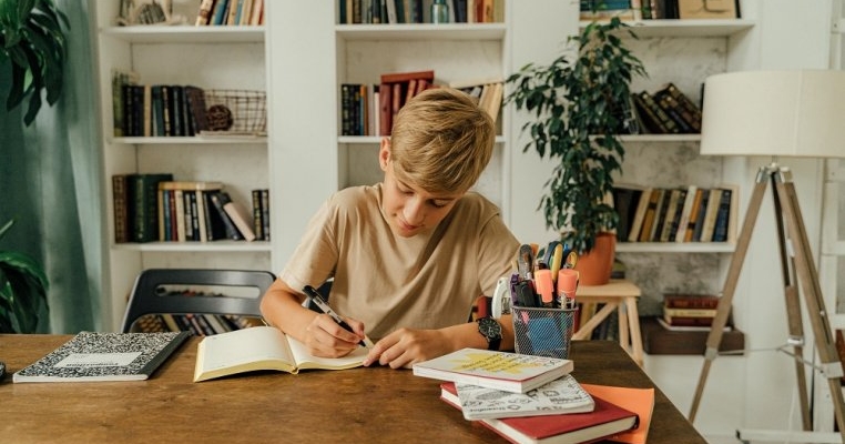 Elevii nu mai au biblioteci acasă. Numărul copiilor care au mai puțin de 10 cărți acasă crește alarmant