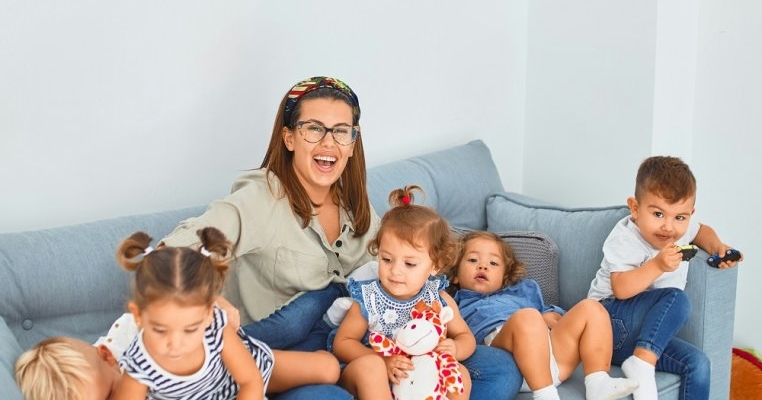 Am șase copii și aș mai face dacă mi-aș permite. Trăiesc în haos, dar îmi place viața mea