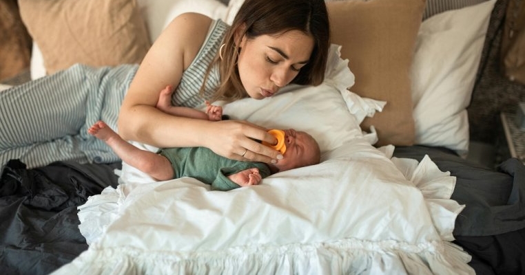 „Plânsul fantomă" la bebeluș sau atunci când oboseala și anxietatea postpartum se joacă grav cu mintea ta