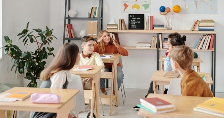 Elevii români și maghiari din Harghita si Covasna comunică în engleză. Autoritățile acuză sistemul educațional