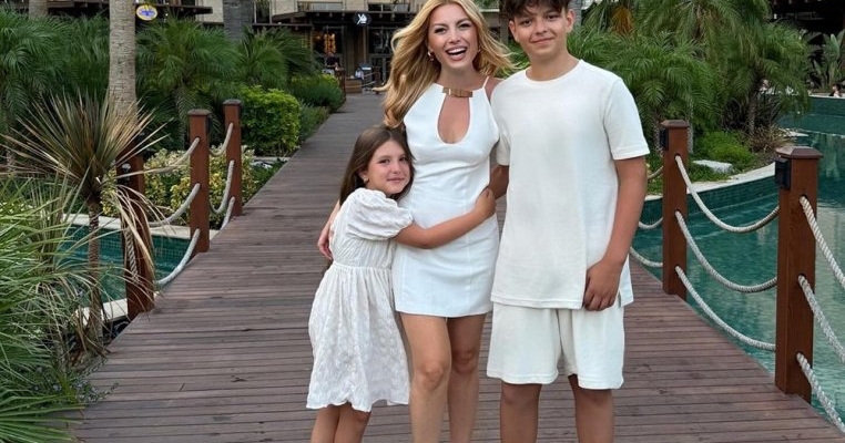 Ce mare a crescut fiul Elenei Gheorghe! Nicholas este mai înalt decât mama lui