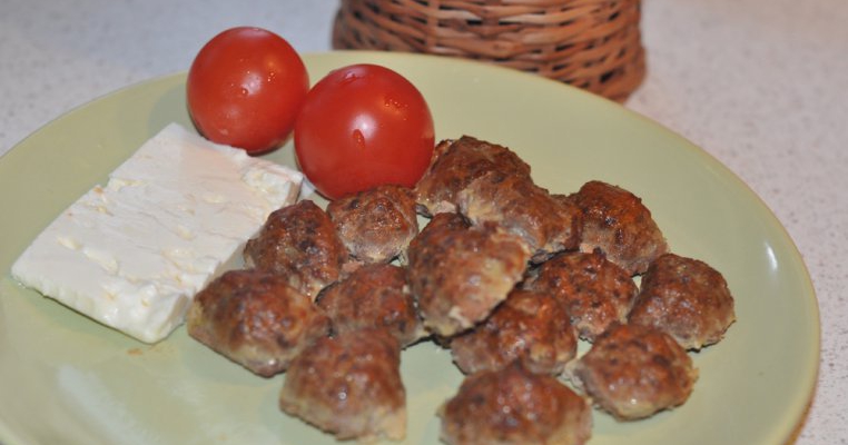 Chiftelute din carne de vita cu rosii