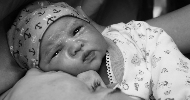 VIDEO extrem de emoționant cu prima întâlnire dintre o mamă și bebelușul ei. Un moment magic!