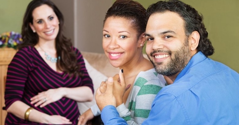 O femeie a fost „invitată" de fostul soț să fie mamă surogat pentru el și noua iubită