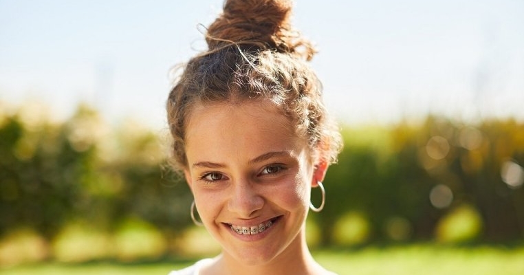 Copilul și aparatul dentar. Cum îl ajuți să se adapteze