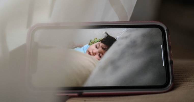 Am pus camere de filmat în camera bebelușului pentru că aveam impresia că aud zgomote ciudate. Ce am descoperit din imagini