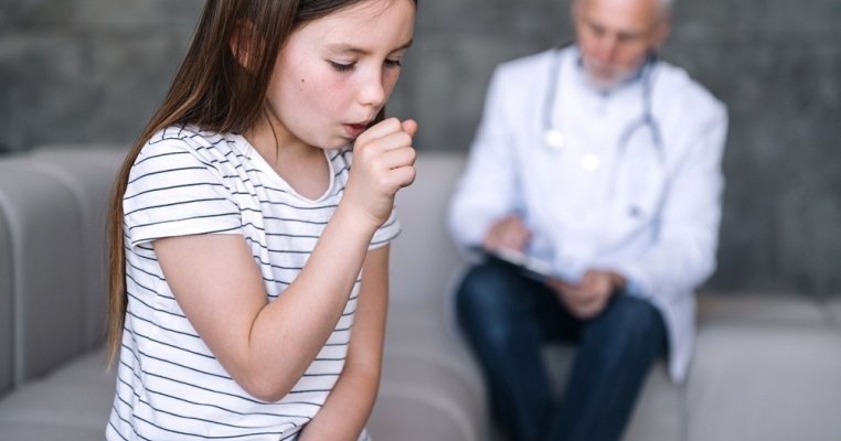 Epidemie de tuse convulsivă în România. Cel puțin 10 copii ajung zilnic la Urgențe