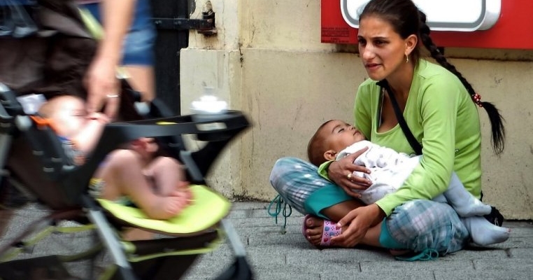 Se întâmplă în România. Un nou-născut este folosit de propria mamă la cerșit, în Bistrița