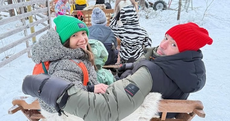 Adela Popescu și Radu Vâlcan au ajuns pe tărâmul lui Moș Crăciun. Imagini de vis din vacanța lor cu copiii în Laponia