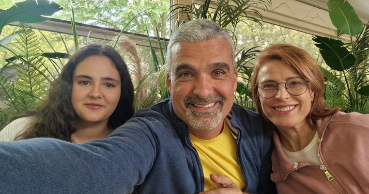 Fiica lui Aurelian Temișan câștigă proprii bani la numai 14 ani. Educația primită își spune cuvântul