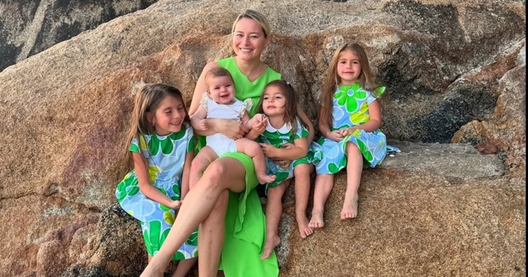 Cum și-a petrecut Laura Cosoi ziua de naștere în Thailanda. Ce gest frumos au făcut fetițele ei