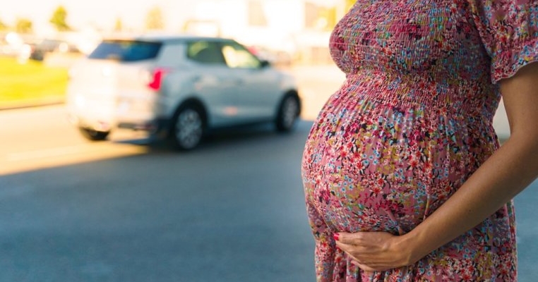 O femeie a născut pe trotuar lângă Spitalul Polizu. Bebelușul nu a supraviețuit