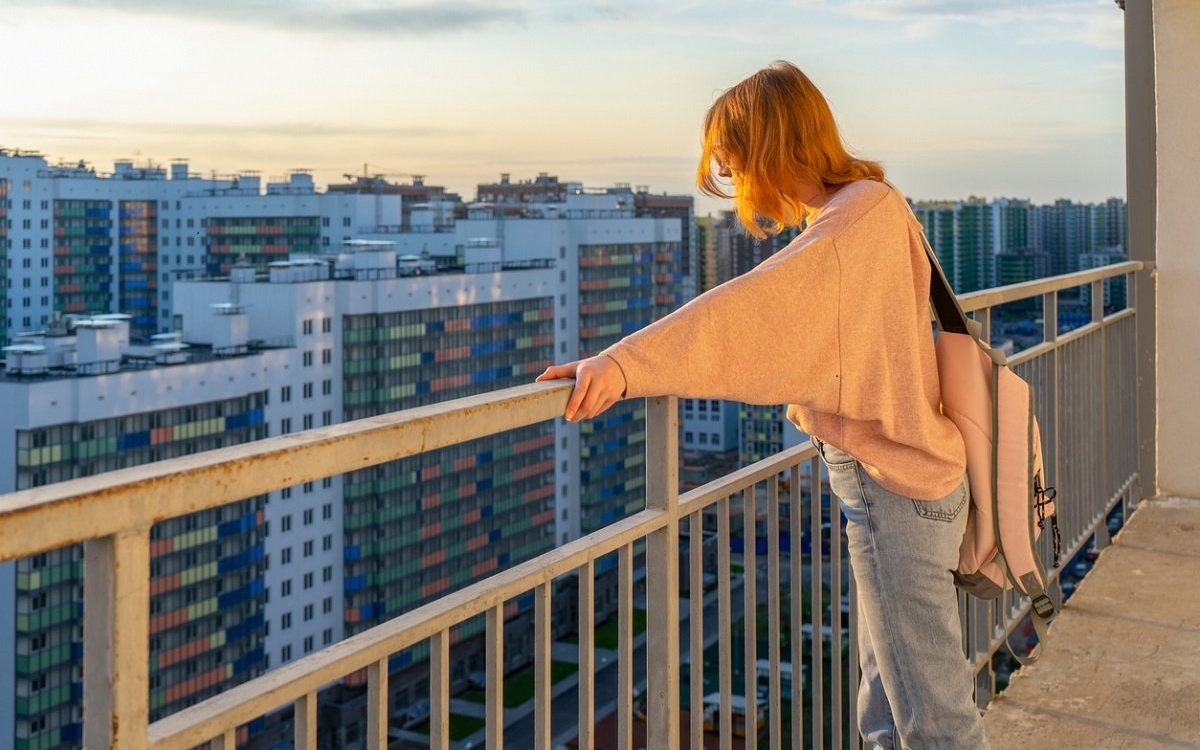 Tragedie pentru o familie din Brăila. Copila de 13 ani s-ar fi aruncat de la balcon după o ceartă aprigă cu părinții