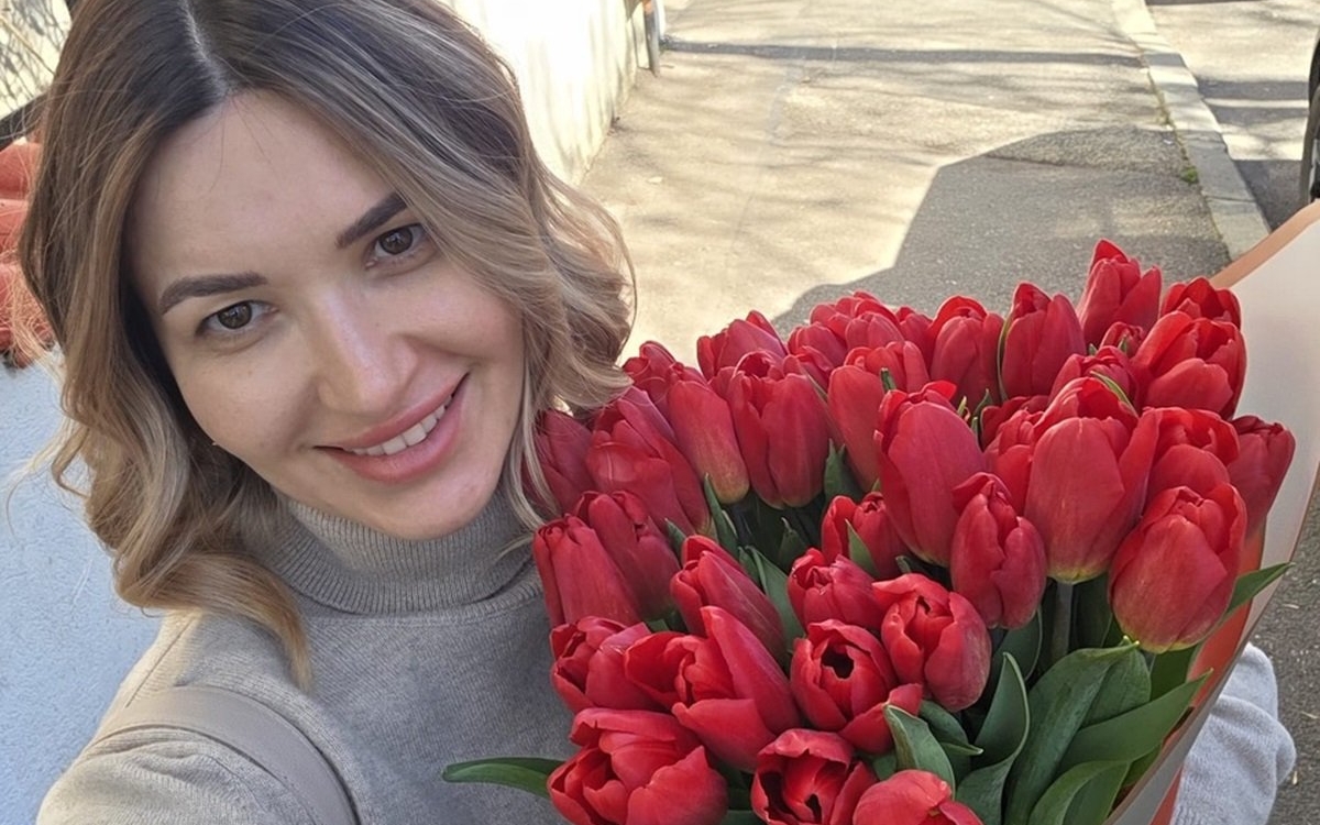 Ela Crăciun, răsfățată de 8 Martie cu zeci de lalele, ghiocei și un brunch romantic alături de soțul ei