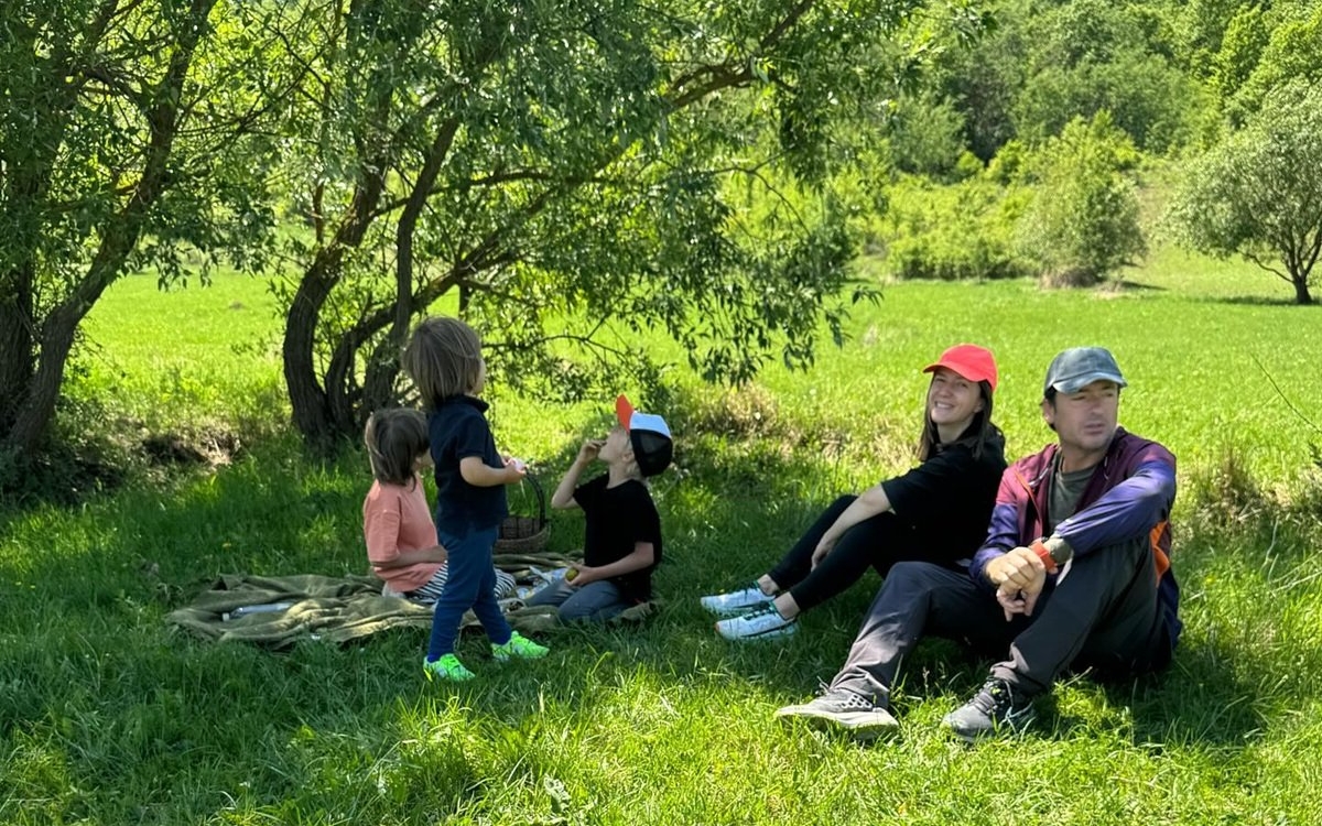 Părinți la puterea a treia! Cum reușesc Adela Popescu si Radu Vâlcan să mențină echilibrul în familia lor cu trei băieți