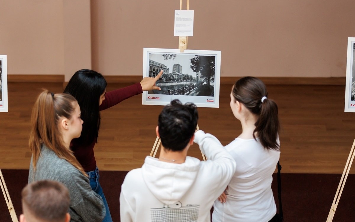 Expoziţia de fotografie a elevilor din Programul Canon pentru Tineri, ediţia 2024, a fost inaugurată la Casa Filipescu-Cesianu din București
