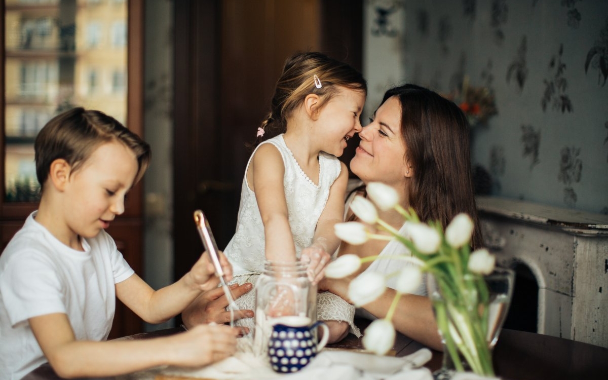 Cum ne influențează stilul de parenting moștenit și cum putem rupe cercul vicios?