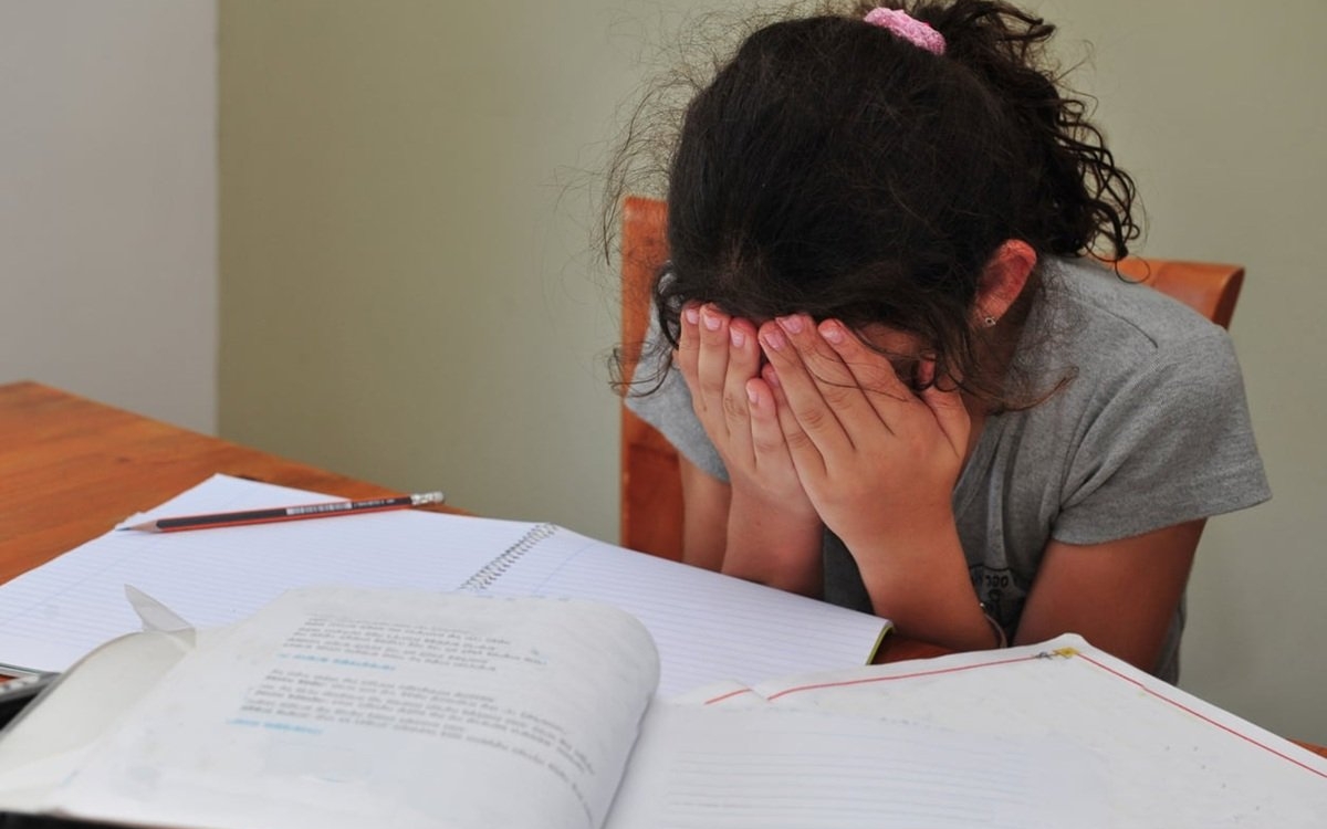 Se întâmplă în România. O profesoară i-a smuls genele false unei eleve în timpul orei de română