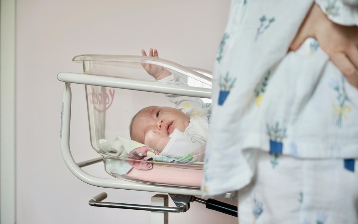 Bebeluşul „răpit" maternitatea din Bacău a fost, de fapt, vândut. Mama este acum anchetată de autorități