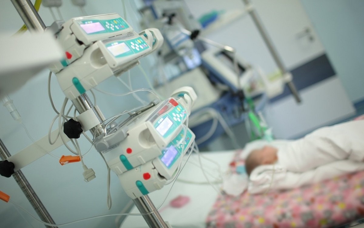 Caz șocant la spitalul din Focșani. Un bebeluș de o lună a fost la un pas de moarte după ce asistenta i-a injectat adrenalină, în loc de vitamina K