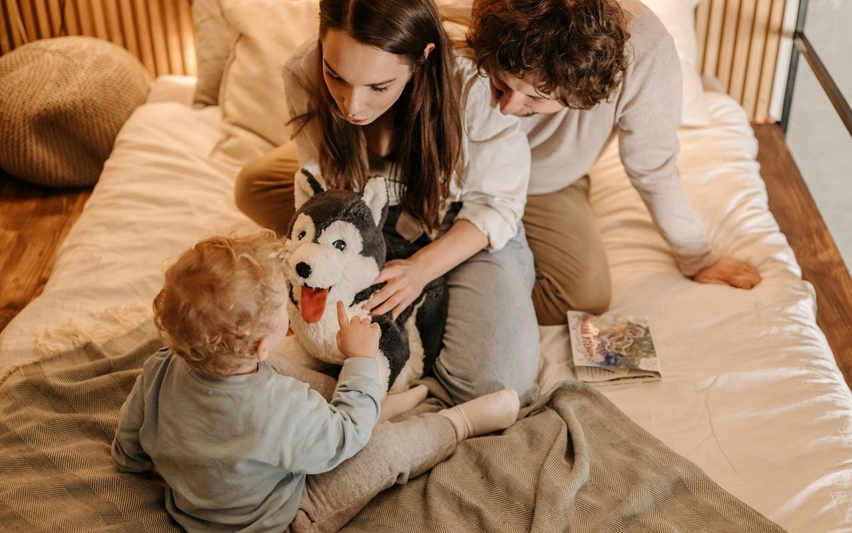 Viața după divorț. Lăsăm copilul să doarmă în același pat cu noul/noua partener/ă din viața părinților?