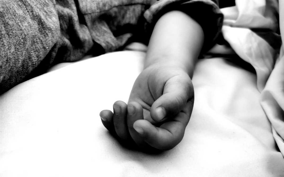 Ionuț, un copilaș de numai un an a murit după ce a fost tratat de roșu în gât la o clinică din Constanța. „M-am trezit cu copilul mort”