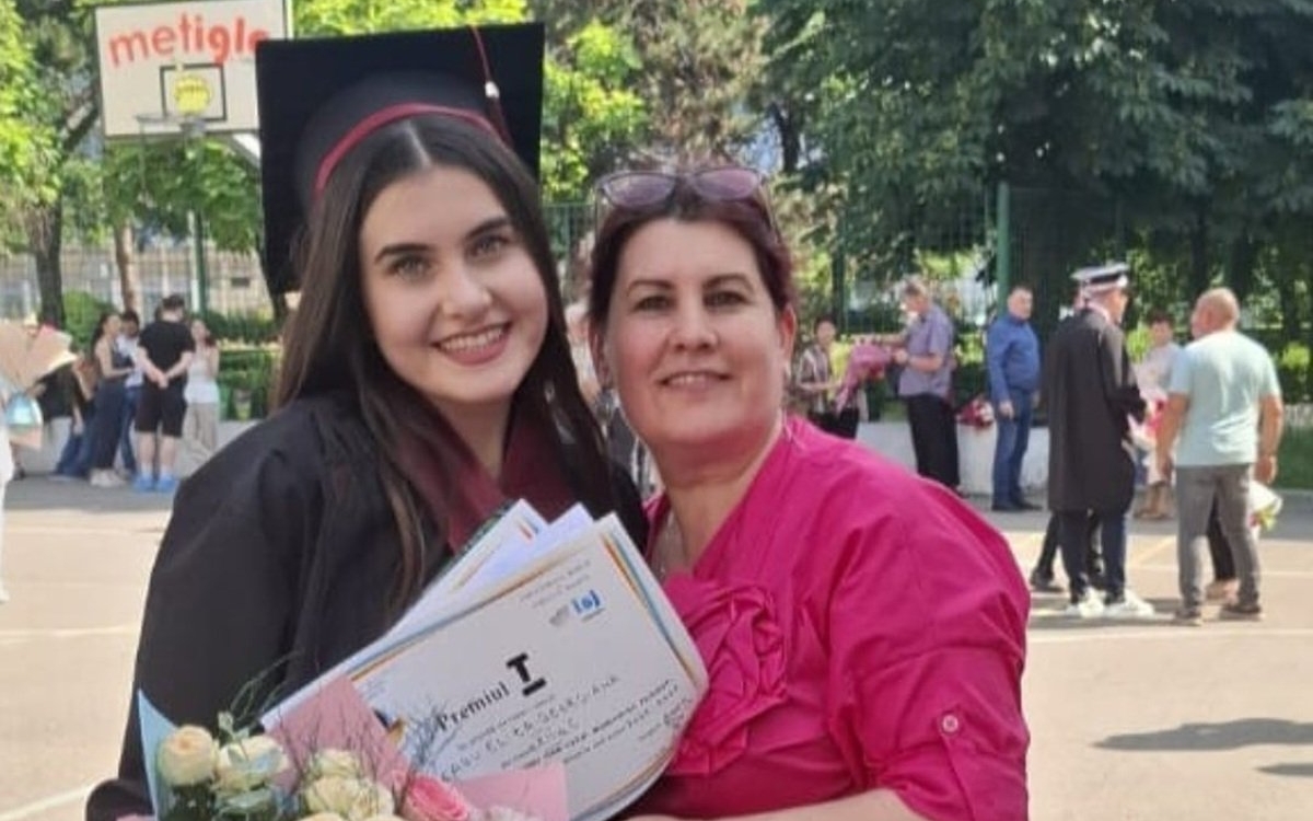 Eliza, singura elevă cu media 10 la Bacalaureat din Prahova. A făcut zilnic naveta, mergând 50 de km dus-întors