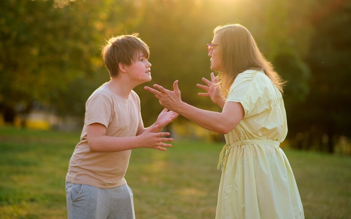 Am un copil cu autism care fumează, fuge de acasă, cerșește și nu acceptă niciun alt bărbat în viața mea. Nu știu dacă lipsa tatălui l-a făcut să ajungă în halul ăsta