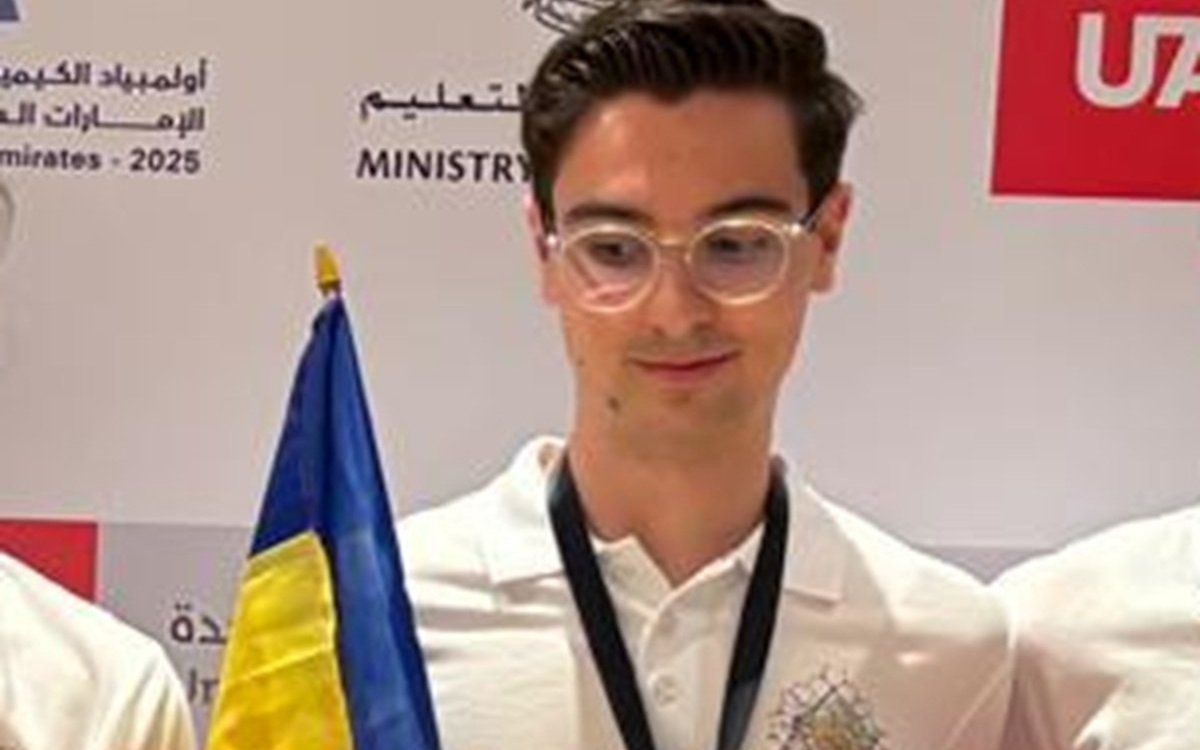 Încă un copil genial care face România mândră! Matei a câștigat medalia de aur la olimpiada de chimie din Dubai