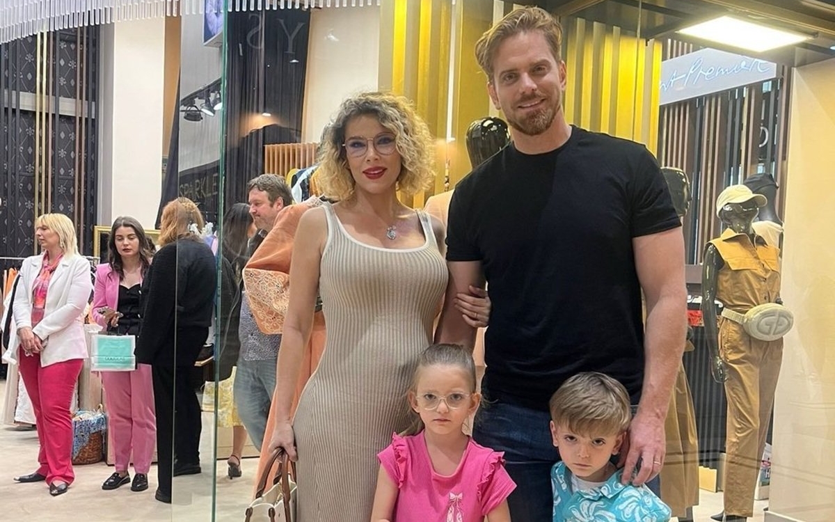 Alina Laufer este mamă de 3 copii și urmează să aducă pe lume încă un copil. Nu are bonă, are singură grijă de familie și se și menține în formă