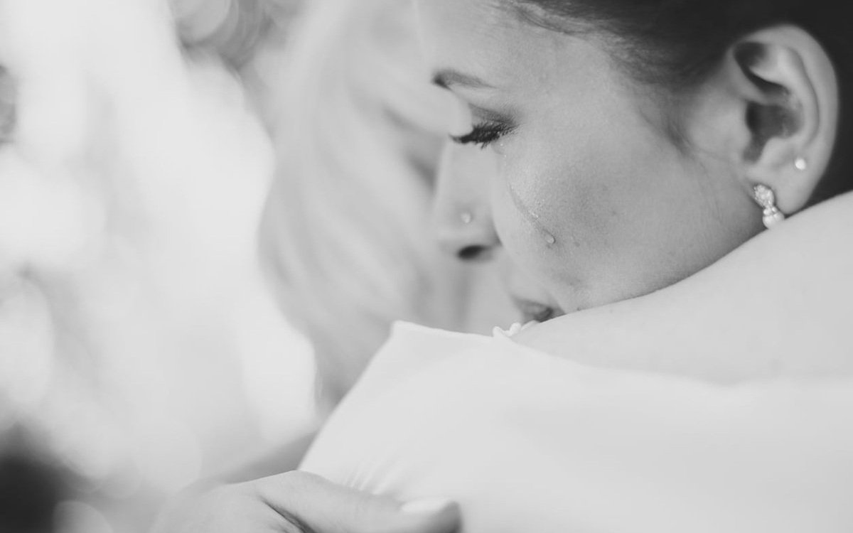 Am crescut cu frică și rușine din cauza tatălui meu, așa că nu l-am trecut pe invitația de nuntă. Încă mă gândesc cum o bătea pe mama, nu are ce căuta la nunta mea